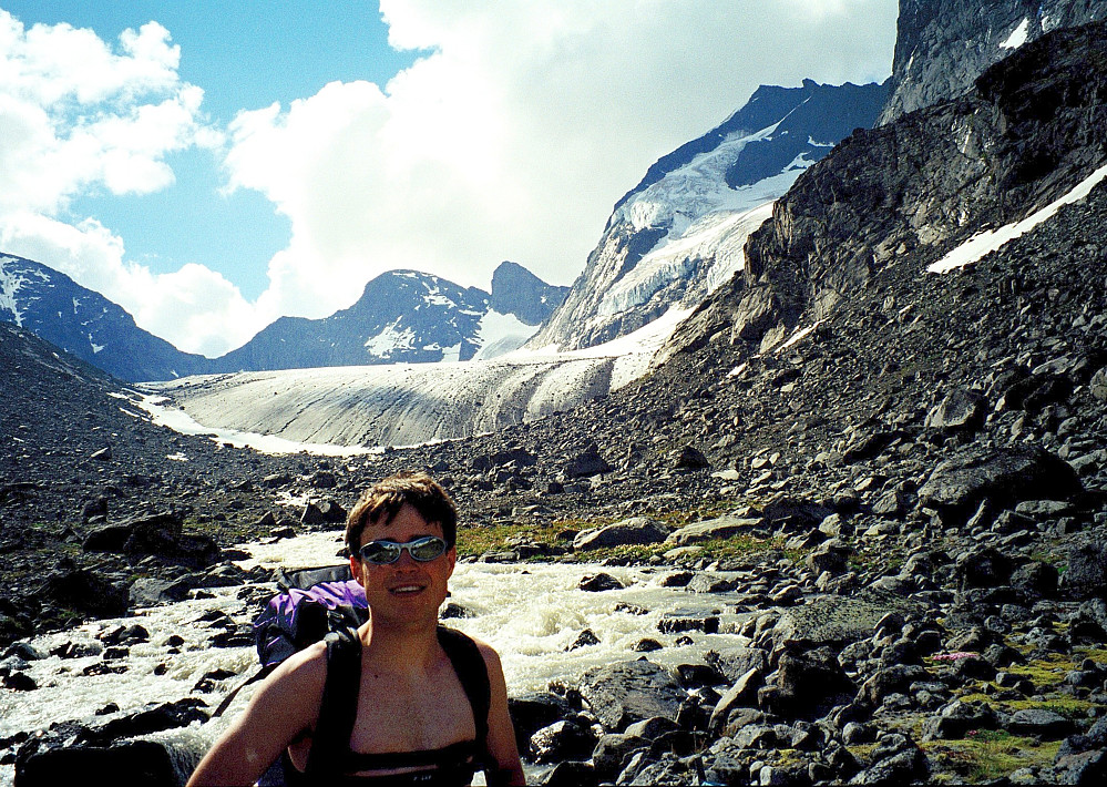 13.07.1997 - Kai Roger i Knutsholet, ca 500 m fra isbreen bak, som er Knutsholsbrean. Fjellet oppe til høyre er Store Knutsholstinden (2341). Lenger bak og mer midt i bildet ses Vestre Leirungstinden (2250) og Vesle Knutsholstinden (2205).