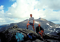 13.07.1997 - På Nørdre Skarvflytinden (2073). Bak til høyre er Tjønnholstinden (2330).