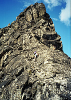 13.07.1997 - Kai Roger klyver nedover på hammeren på sørsiden av Midtre Skarvflytinden (2154). Vi kom fra venstre, og er her på vei ned i skaret mot Midtre Skarvflytinden Søre (2130).
