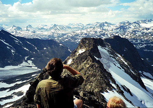 13.07.1997 - På Søre Skarvflytinden (2210), med utsikt mot nordvest. Omtrent midt i bildet er Midtre Skarvflytinden (2154), med Nørdre (2073) lenger bak til høyre.