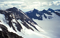 13.07.1997 - Fra toppen av Søre Skarvflytinden (2210), med utsikt mot sørvest. Til venstre er Austre Leirungstinden (2288), som ble dagens siste topp.