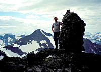 13.07.1997 - Jeg ved toppvarden på Austre Leirungstinden (2288). Bak dominerer Store Knutsholstinden (2341), som jeg besteg 8 dager tidligere.