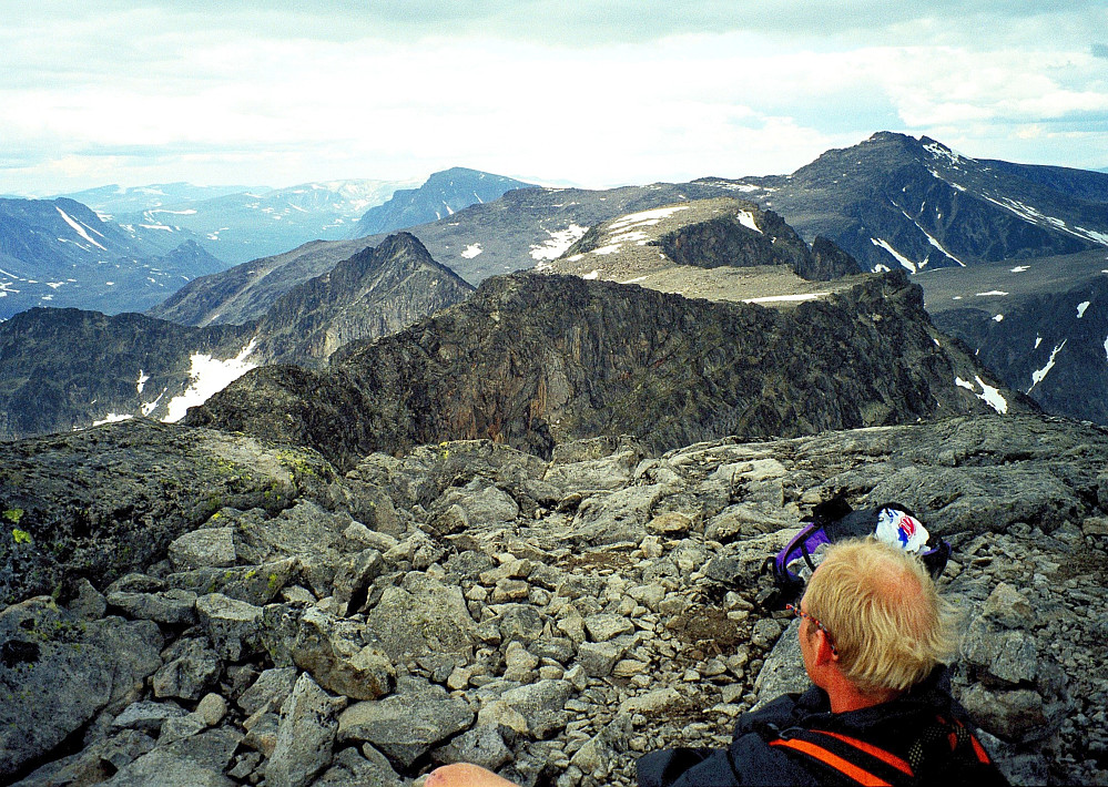 13.07.1997 - På Austre Leirungstinden (2288), med utsikt mot nordøst, tilbake mot flere av tindene vi nettopp hadde besteget. Blant annet Søre Skarvflytinden (2210, litt til venstre for midten) og Skarvflyløyfttinden (2250, den flate litt til høyre for midten). Tjønnholstinden (2330) er lenger bak til høyre. Langt bak, nokså midt i bildet, er Besshøe (2258).