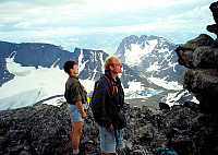 13.07.1997 - Kai Roger og Gudmund på Austre Leirungstinden (2288). Bildet er tatt mot sør. Torfinnstindane (2120) ses bak til høyre.