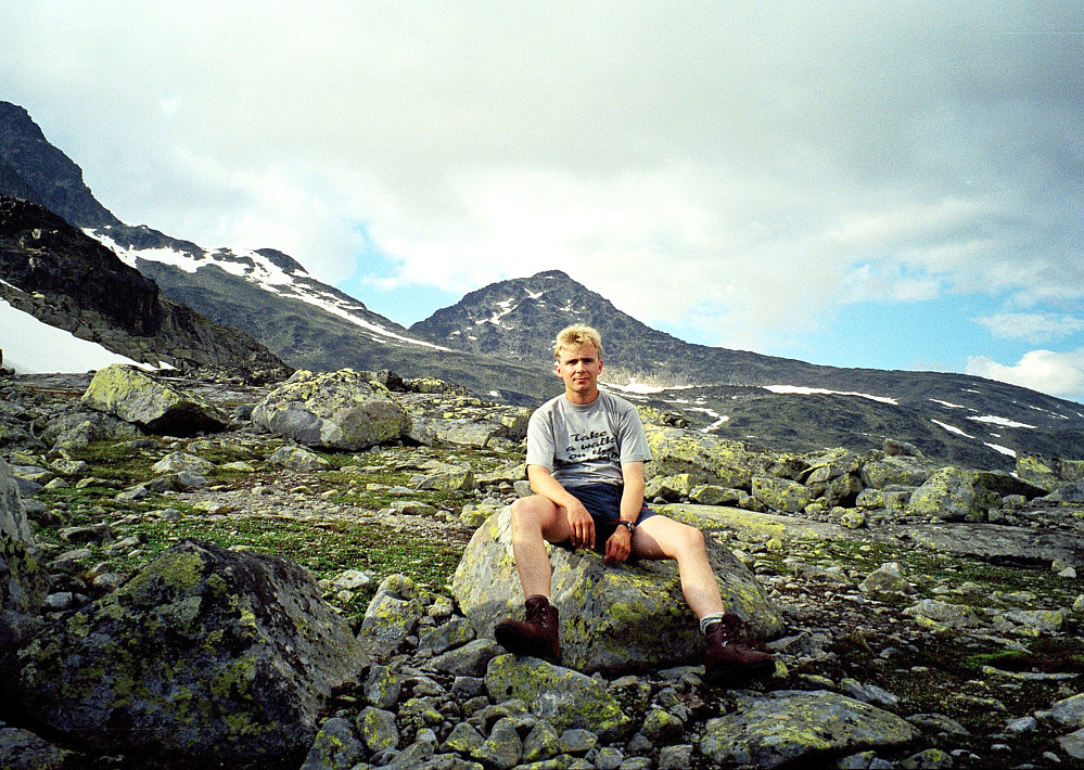 13.07.1997 - Jeg sitter ved utløpet av det vestre Leirungstjernet (1678), på Svartdalsbandet. Bak meg er Austre Leirungstinden (2288), som vi her hadde kommet ned fra.