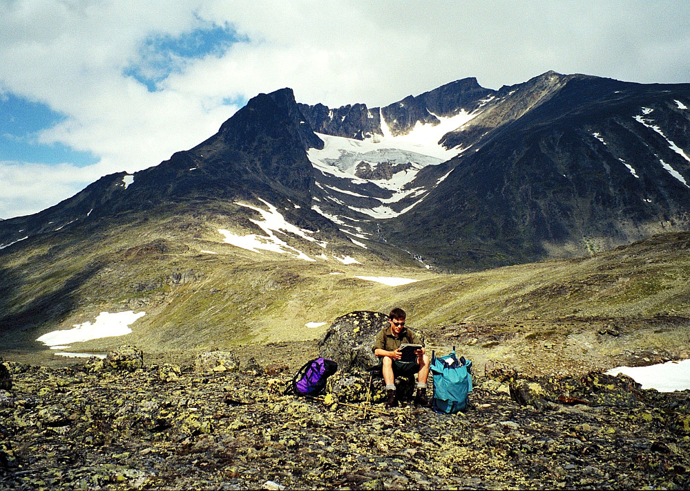 14.07.1997 - Kai Roger på Aust for Hesttjønne (1532). Bak ses Surtningssue-massivet. Søre Surtningssue (2130) er på venstre side av den takkete ryggen, med Surtningssue Sørtoppen (2302) som høyeste topp litt til høyre for midten av bildet.