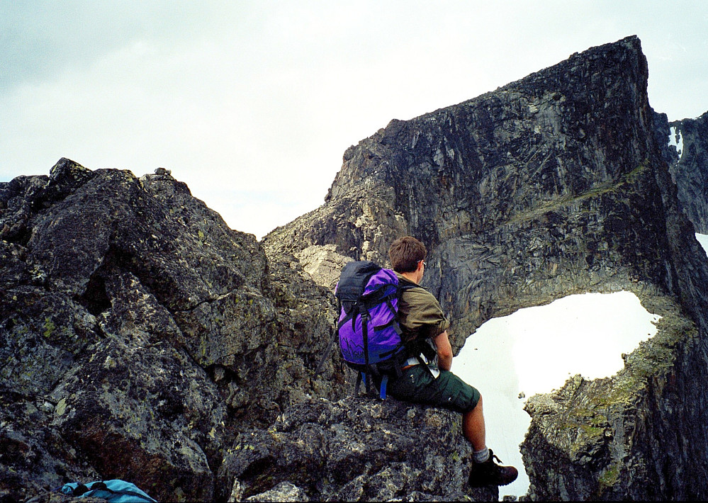14.07.1997 - Kai Roger lengst sør på Surtningssues sørrygg. Søre Surtningssue (2130) er oppe til høyre.