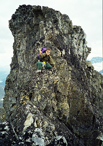 14.07.1997 - Kai Roger på et meget smalt og luftig punkt på eggen litt nordvest for Søre Surtningssue (2130), som ses bak.