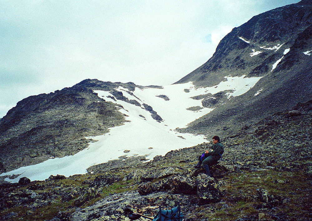 14.07.1997 - Kai Roger rir på sekken... Vi kom ned den bratte fjellsiden oppe til høyre, som er Surtningssues sørrygg. Til venstre er høyde 1936 (Vest for Søre Surtningssue). Den store snøfonna var fin å ha på turen ned. :)