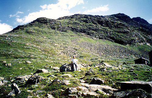 18.07.1997 - Olav, med mye av oppstigningen til Fanaråken (2068) i bakgrunnen.