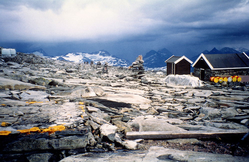 18.07.1997 - På Fanaråken (2068). Bak ses deler av Jotunheimen innhyllet i et tordenvær som 20 min senere var over oss. Bildet er tatt mot øst. Storebjørn (2222) ses helt til venstre, mens Gravdalstinden (2113) er mer midt i bildet.