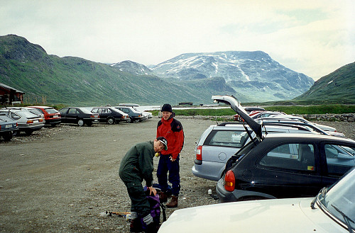 29.07.1997 - Kai Roger og Hans Petter ved Fondsbu.  Galdeberget (1968) og Galdebergtinden (2075) i bakgrunnen, men toppene er så vidt borte i lave skyer.