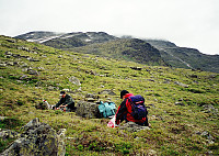 29.07.1997 - Vi tar en liten rast, på turen til Galdebergtinden (2075) - fjellet som forsvinner opp i skyene i bakgrunnen.
