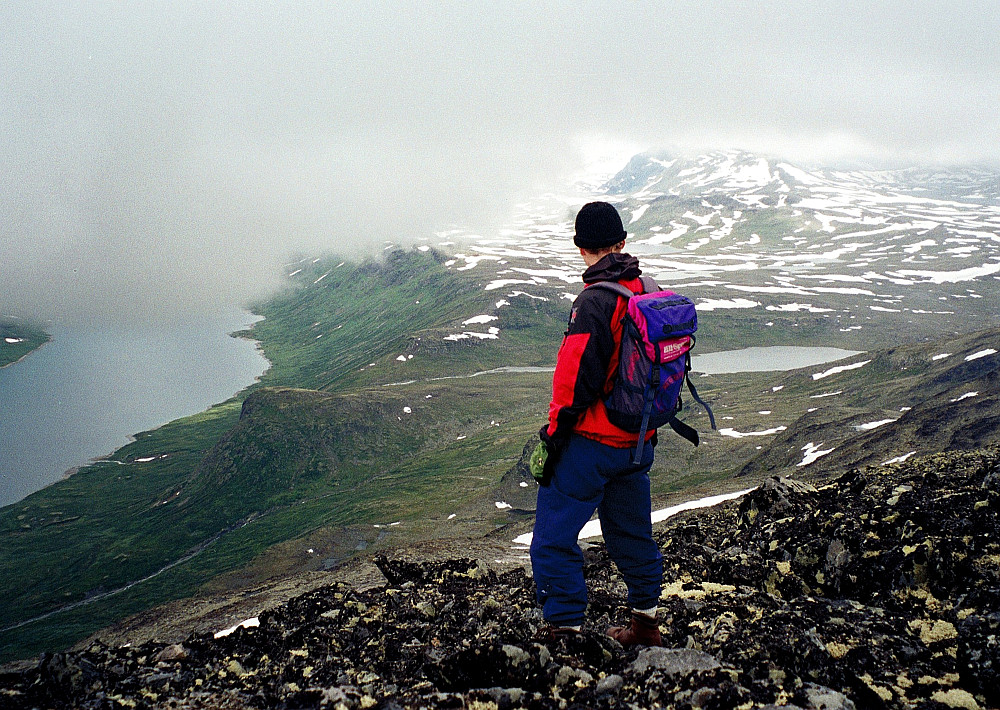 29.07.1997 - På Galdebergets sørrygg, ved Sør for Galdeberget (1950). Hans Petter ser ut over blant annet Bygdin, som er til venstre. Vannet til høyre for ryggsekken er Høystakktjernet.