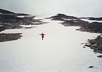 29.07.1997 - På vei ned fra Galdebergtinden (2075) på en lang snøfonn. Hans Petter løper nærmest, mens Kai Roger er prikken lenger oppe.