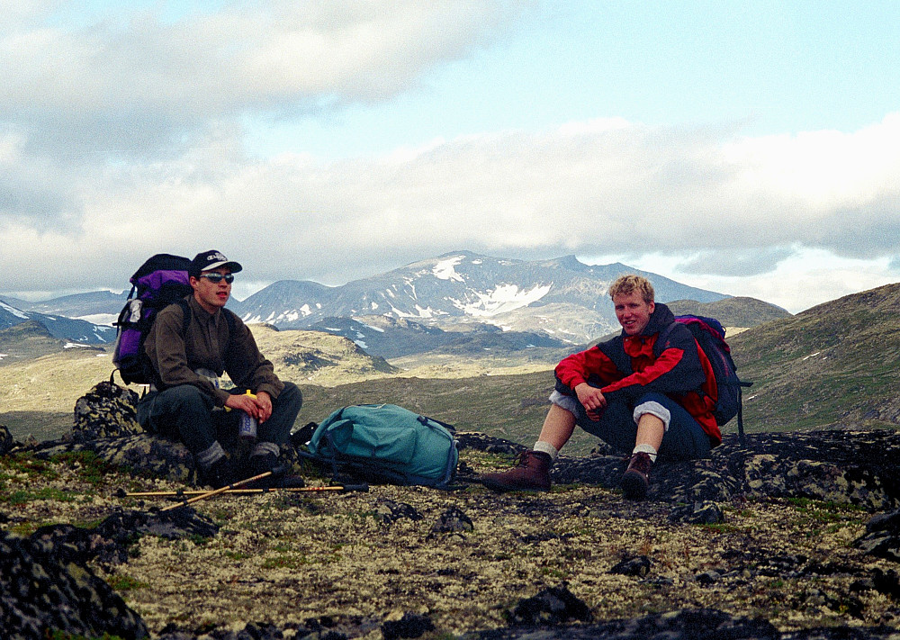 29.07.1997 - Vi er på høyde 1354, Vest for Høystakka. Langt bak i midten er Surtningssue (2368). Nå hadde skydekket lettet betraktelig, litt senere enn vi hadde håpet på.