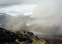 29.07.1997 - Vi er på Gravafjellet, lengst øst, på høyde 1451. Bildet er tatt mot NØ. Besshøe (2258) ses langt bak, litt til venstre for midten.