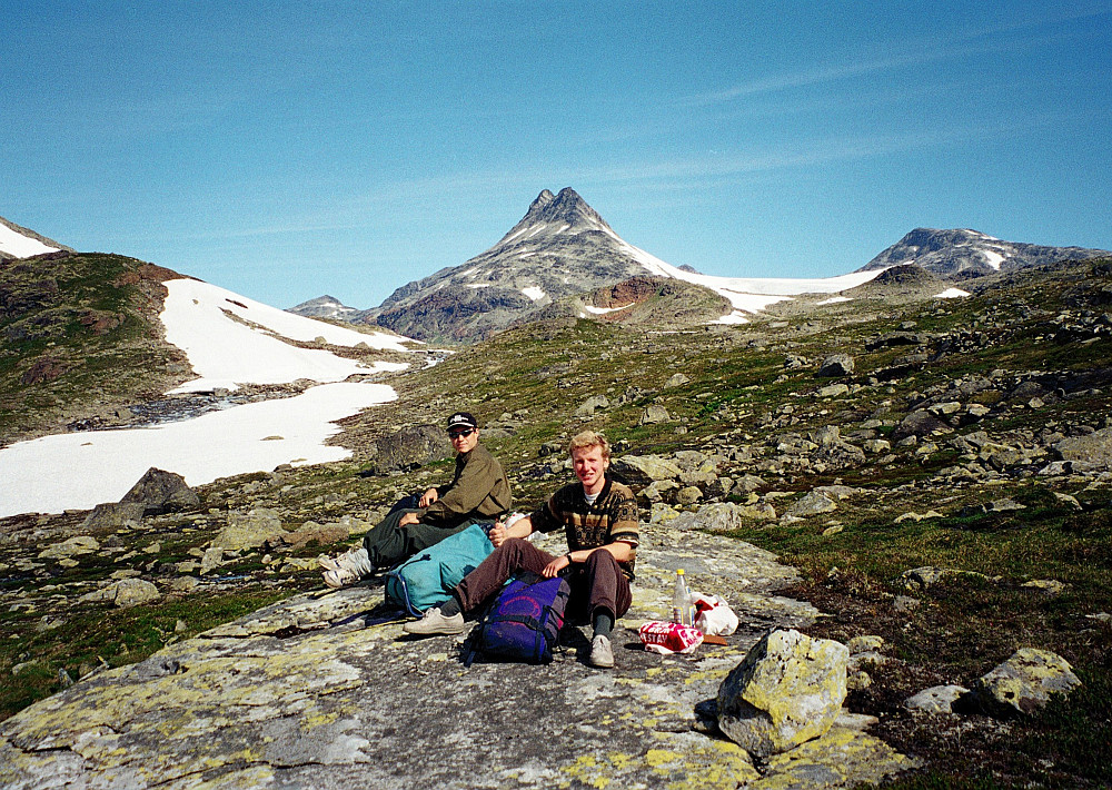 30.07.1997 - Frokost i Koldedalen. I bakgrunnen ruver målet for neste tur som var planlagt en uke senere: Uranostinden (2157), med Uranostinden S2 (2048) litt foran til høyre.