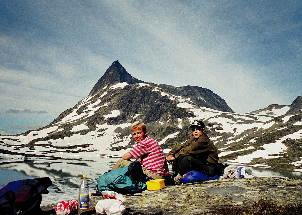 30.07.1997 - Frokost i Koldedalen. Falketind (2067) i bakgrunnen. Den var i planene for neste tur, en uke senere.