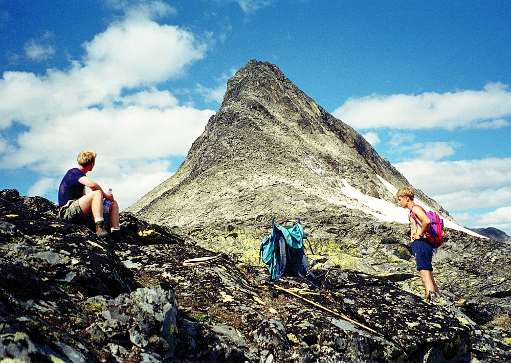 06.08.1997 - Hans Petter og André i ca 1800 meters høyde, drøyt 500 m sør for Uranostinden S2 (2048), som stiger opp i bakgrunnen.