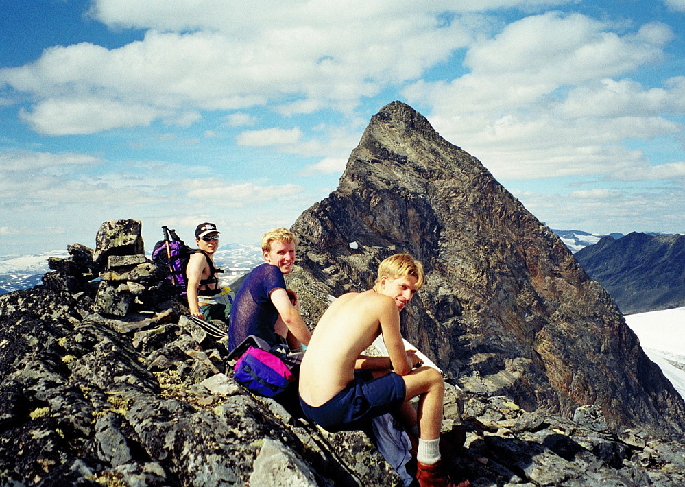 06.08.1997 - Kai Roger, Hans Petter og André på toppen av Uranostinden S2 (2048). Bak ruver Uranostinden (2157).