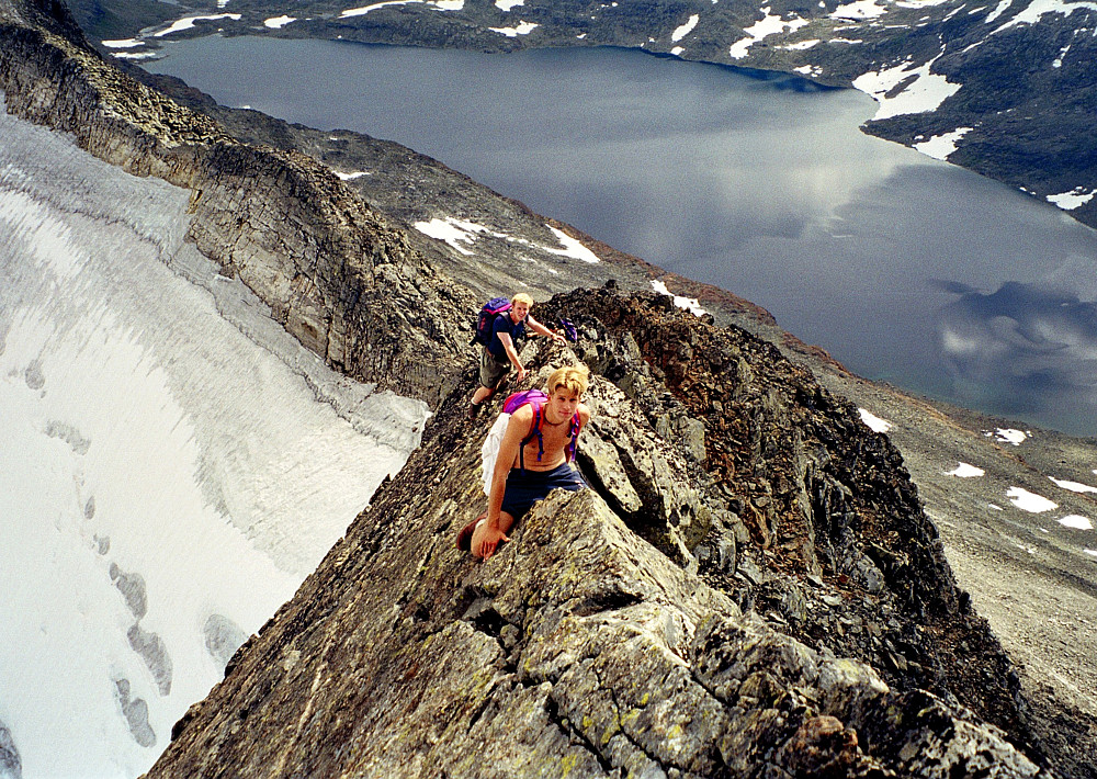 06.08.1997 - André rir på søreggen til Uranostinden (2157). Hans Petter og Kai Roger kommer bak. Dette var eggens smaleste parti.