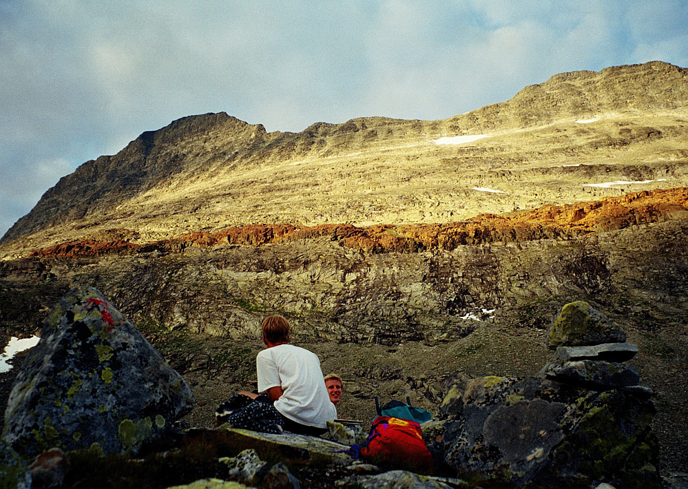 06.08.1997 - Pause ved stien Fondsbu - Skogadalsbøen, ved nordenden av Uradalsvatnet. Uranostindene ses høyt over oss, med Uranostinden (2157) til venstre, Uranostinden S1 (2037) i midten, og Uranostinden S2 (2048) oppe til høyre.