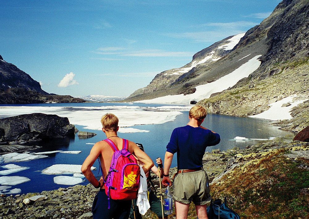 07.08.1997 - I Morka-Koldedalen, ved østenden av vannet på 1291 moh. Ruta til Falketind (2067) går på høyre side av vannet. Snøfonna som kan gi problemer dersom den er hard og stor, går oppover mot høyre i enden av vannet.