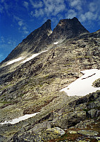 07.08.1997 - Falketind (2067) sett fra Morka-Koldedalen. Falkungen (1930) er til høyre.