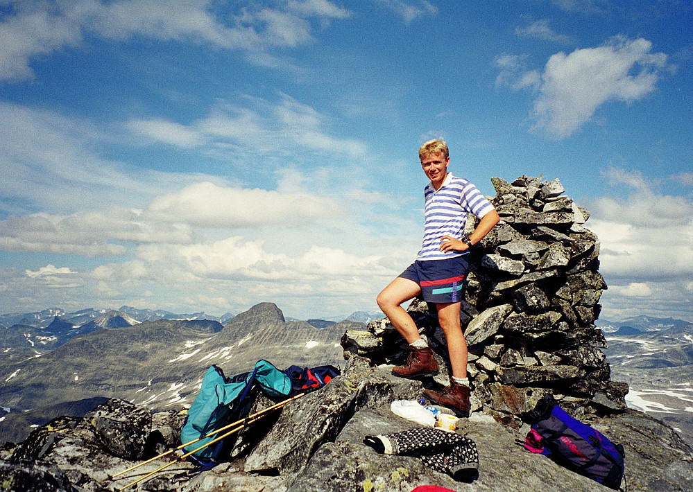 07.08.1997 - På toppen av Falketind (2067). Bak og litt til venstre er Uranostinden (2157), som vi besteg dagen i forveien.