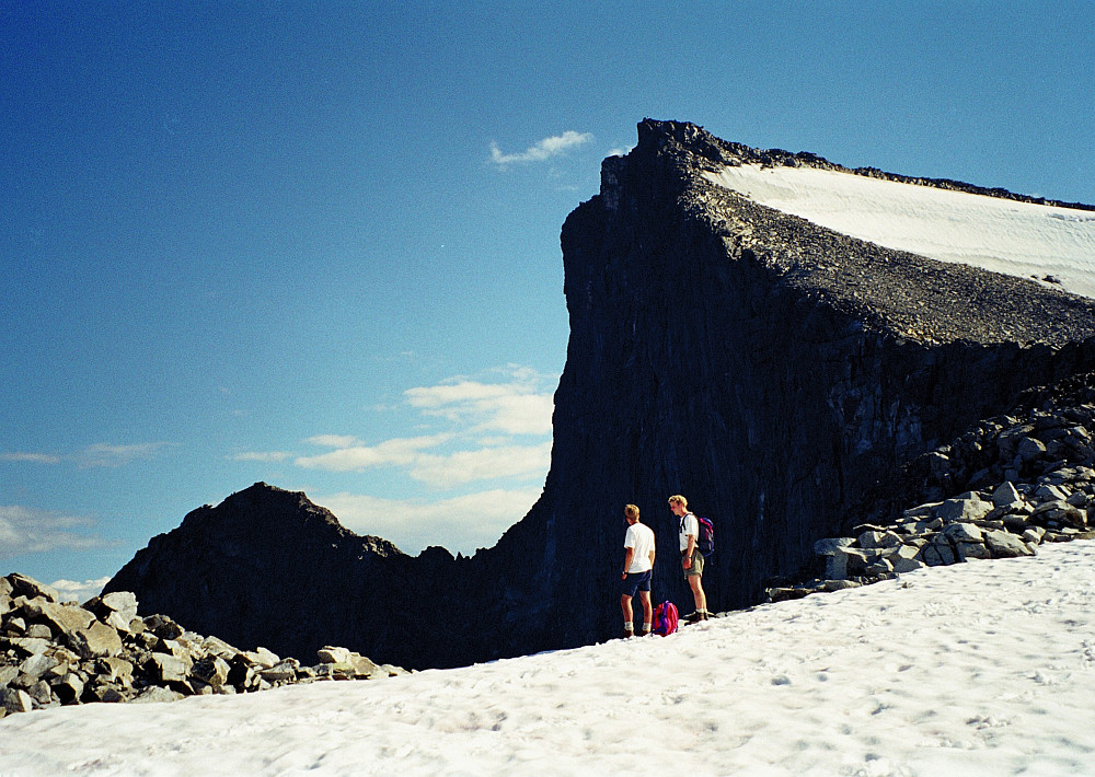 07.08.1997 - André og Hans Petter ca 500 meter nord for Falketind (2067), som er toppen rett over gutta. Falkungen (1930) ses til venstre.