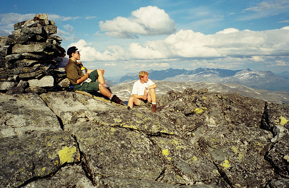 07.08.1997 - Gutta kulern på toppen av Stølsnostinden (2074). Bildet er tatt mot øst. Gjendealpene ses langt bak.