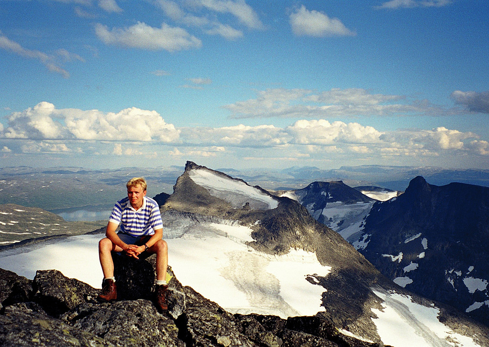 07.08.1997 - Jeg nyter sommeren på Stølsnostinden (2074), med spisse Falketind (2067) nærmest i bakgrunnen. Bildet er tatt mot sørøst.