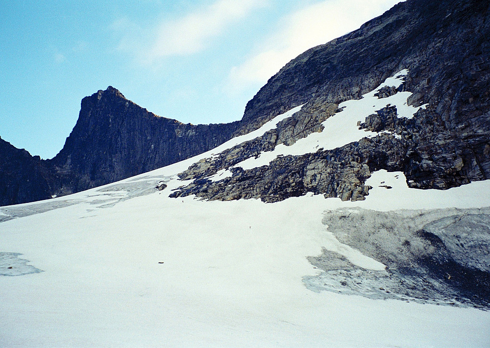 07.08.1997 - André og Kai Roger er to prikker på Falkbreen. Falketind (2067) er oppe til venstre. Vi klatret ned fjellsiden oppe til høyre, hvor pionerruta går.