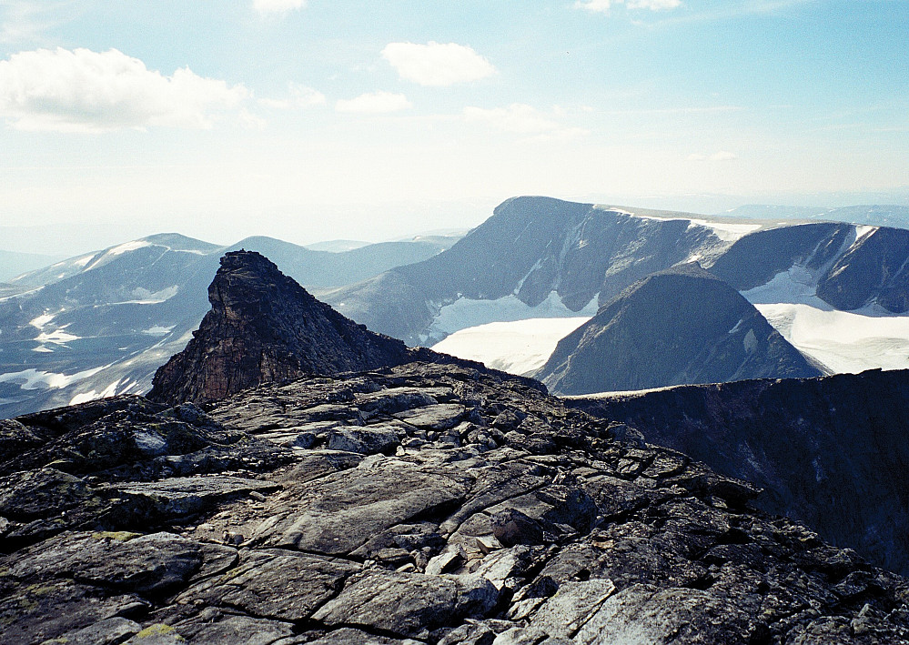 17.08.1997 - Fra toppen av Hettpiggen (2261), med utsikt mot sørvest. Toppen nærmest er Vesttoppen (2253). Storstygge-Svånåtinden (2209) lenger bak, litt til høyre.