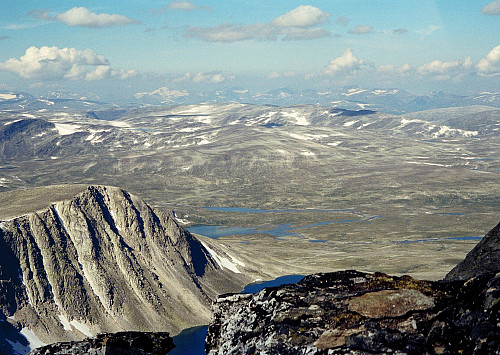 17.08.1997 - Fra toppen av Hettpiggen (2261), med utsikt mot nordvest. Larseggen (1945) er nærmest til venstre.