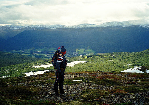 14.09.1997 - Gunnar på Raudberget (1187), 4 km nordøst for Dovre, som ses nede i dalen i bakgrunnen.