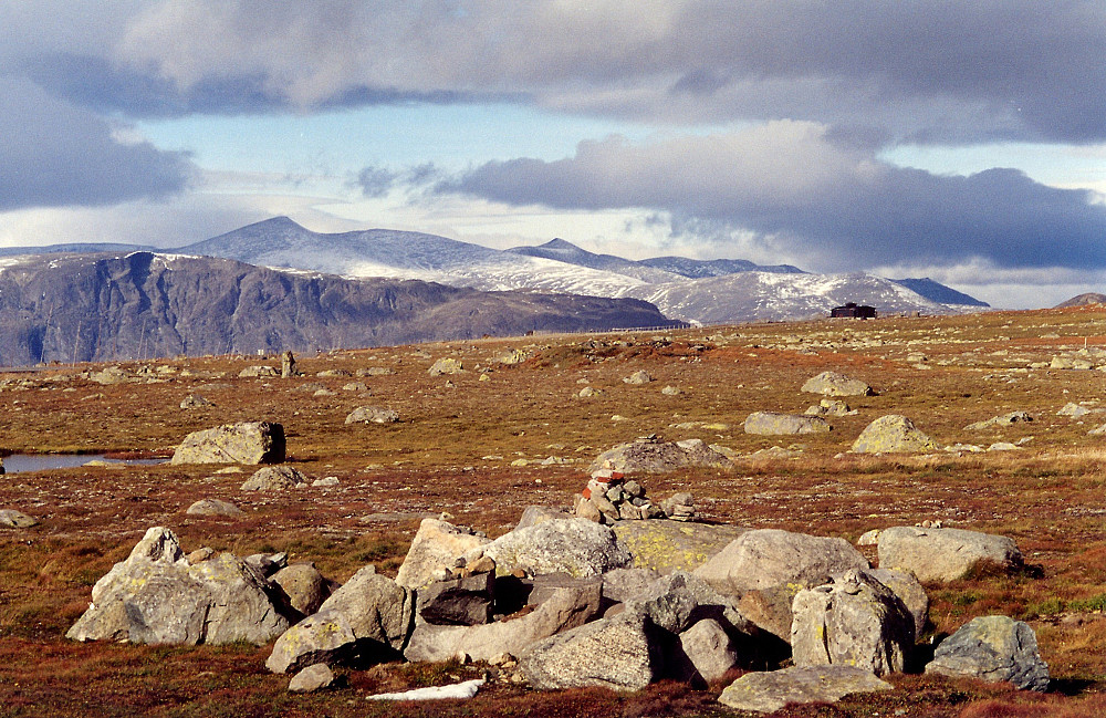 21.09.1997 - På Valdresflye, mot nord. Bak til venstre er Nautgardstinden (2258). Pyramidetoppen midt i bildet er Stornubben (2174).