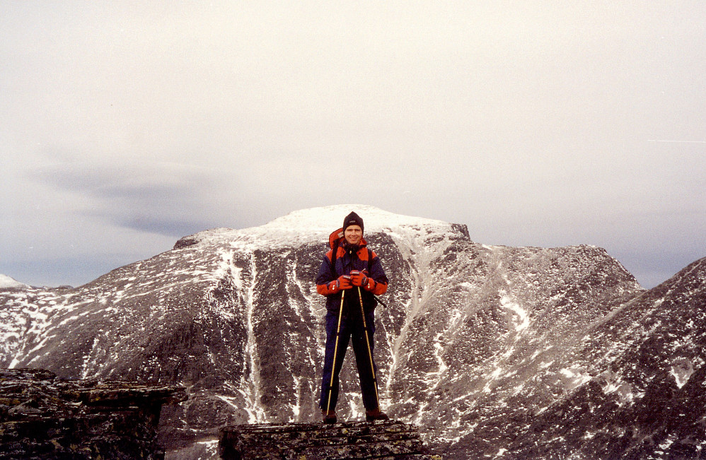 26.09.1997 - Jeg står på Svartnuten (1840), med Rondslottet (2178) i bakgrunnen. (foto - Hans Petter Kildebo)