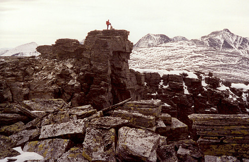 26.09.1997 - Hans Petter på toppen av Svartnuten (1840). Bilde tatt mot vest. Veslesmeden (2015) ses lengst til høyre.