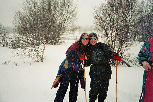 10.04.1998 - Grete og Kai Roger på vei til Yddin Fjellstogo fra Yddestølen. Snøvær her, snøvær på veien tilbake, og stort sett nedbør resten av de dagene vi var på fjellet.