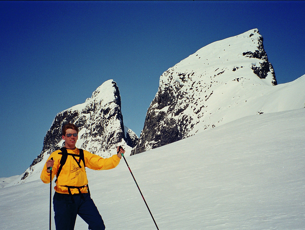 12.05.1998 - Ragnar oppe på Leirbrean. Bak ruver Store Smørstabbtinden (2208) til venstre, med Kniven (2133) til høyre.