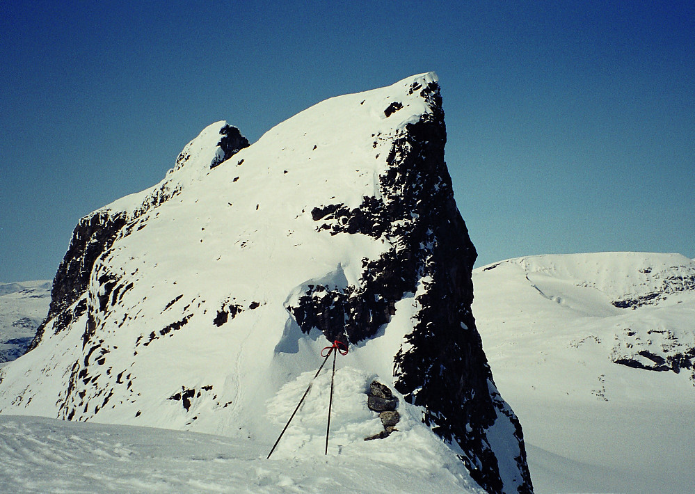 12.05.1998 - Fra toppen av Sauen (2077), mot Kniven (2133, nærmest) og Store Smørstabbtinden (2208, bak til venstre). Sporene våre til Kniven ses til venstre for stavene.
