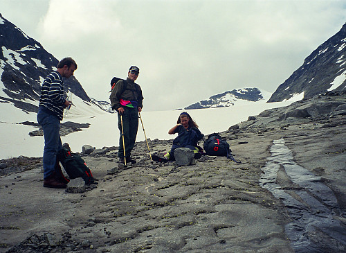 17.07.1998 - Pause nedenfor Veslbrean (som ses bak), før den bratte stigningen til Skagsnebb (2003) tok til.