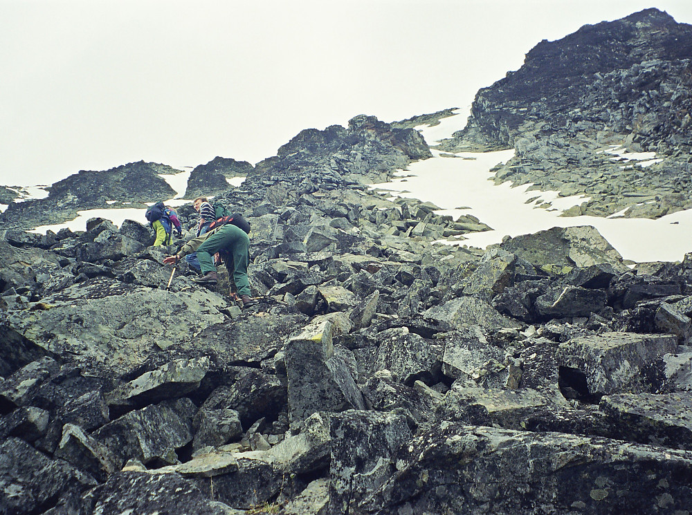 17.07.1998 - Grete, Gisle og Kai Roger i den bratte oppstigningen i sørøstflanken på Skagsnebb (2003).