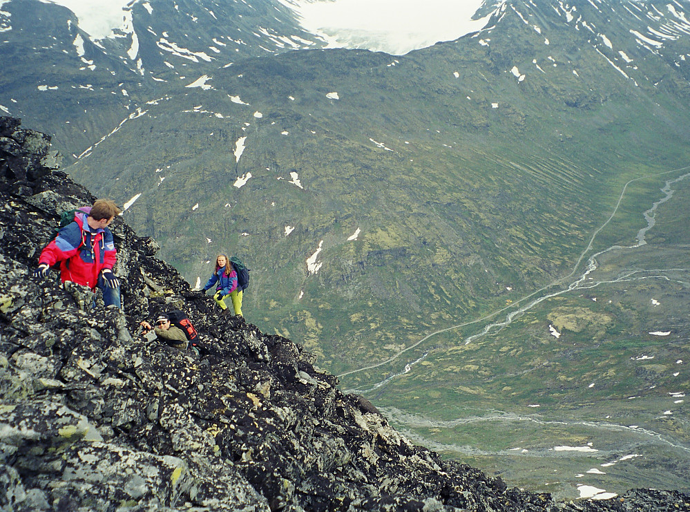 17.07.1998 - På vei opp mot Skagsnebb (2003). Langt nedenfor ses elva Leira og veien til Leirvassbu.