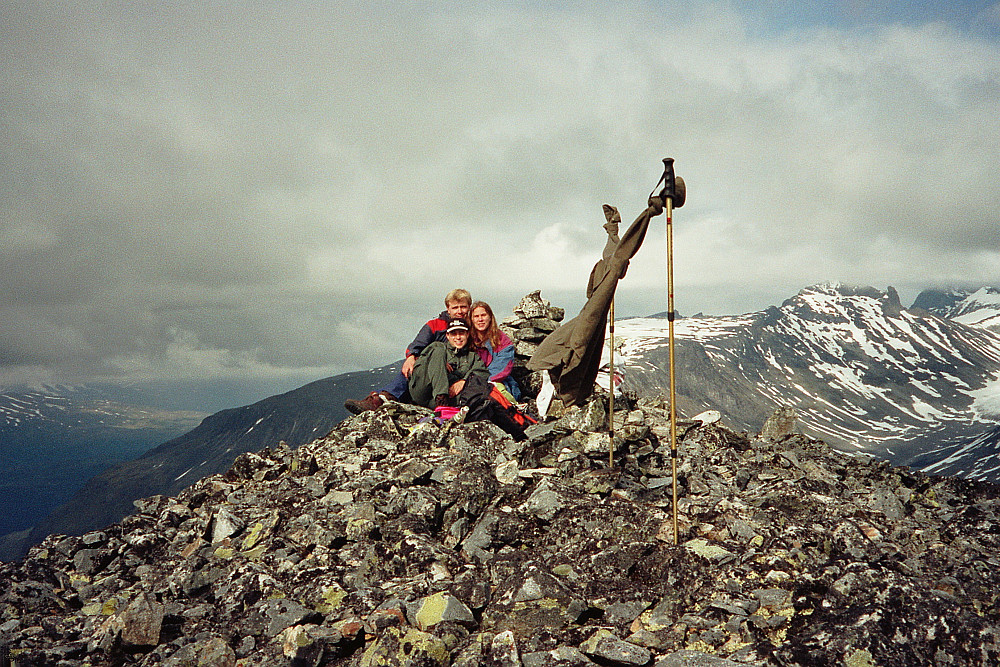 17.07.1998 - På toppen av Skagsnebb Ø1 (2003). Bak til høyre ses Skardstinden (2373). Teleskopstaver kan brukes til så mangt... Her fungerer de greit som tørkestativ.