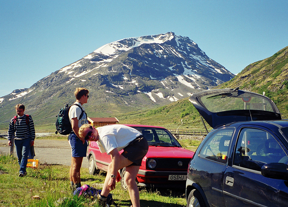 23.07.1998 - På Spiterstulen. Vi gjør oss klare for dagens fjelltur i det nydelige sommerværet. Bak ruver Styggehøe (2213).