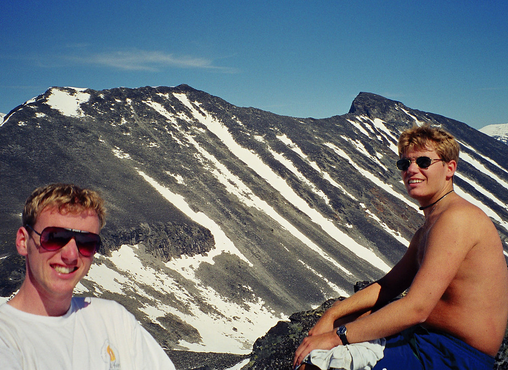 23.07.1998 - På toppen av Lindbergtinden (2120). Bak ses Vestre Tverråtinden (2288) helt til venstre, Store Tverråtinden (2309) litt til venstre for midten, og Midtre Tverråtinden (2302) til høyre.