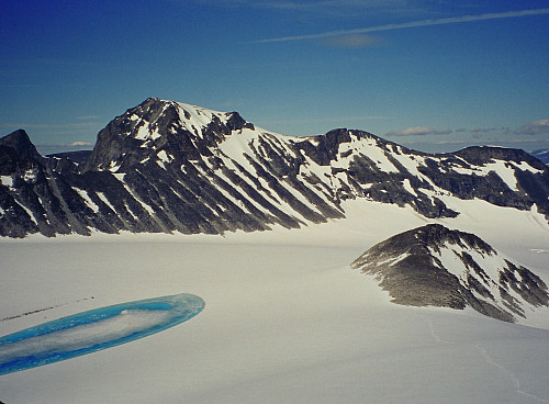 23.07.1998 - Utsikt fra Vestre Tverråtinden (2288), mot nordøst. Svellnosbreahesten (2181) er nede til høyre. Vi fulgte sporene som ses nede i høyre hjørne av bildet ut til Svellnosbreahesten. Galdhøpiggen (2469) er høyest på bildet, med Keilhaus Topp (2355) litt til høyre for midten. Helt til høyre er Svellnose (2272).